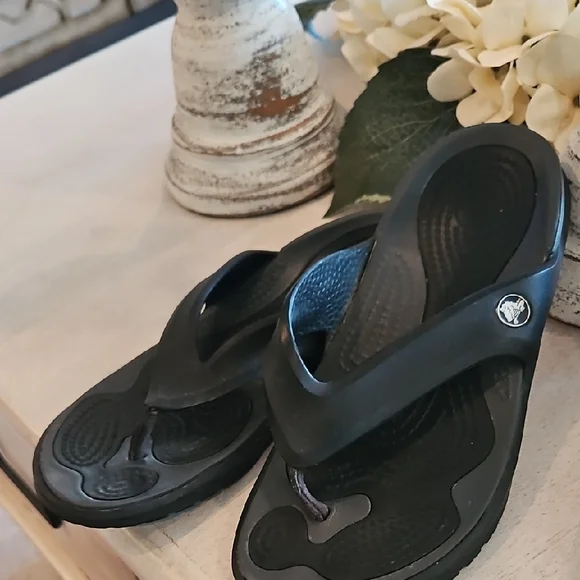 CROCS Black Slip-On Thong Sandals. 8W. New Unworn. - Picture 2 of 5